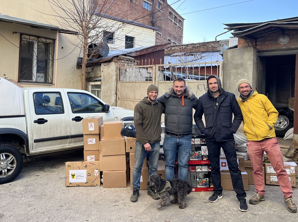 Übergabe von Hilfsgütern: Helfer mit Kartons vor einem Lager in der Ukraine
