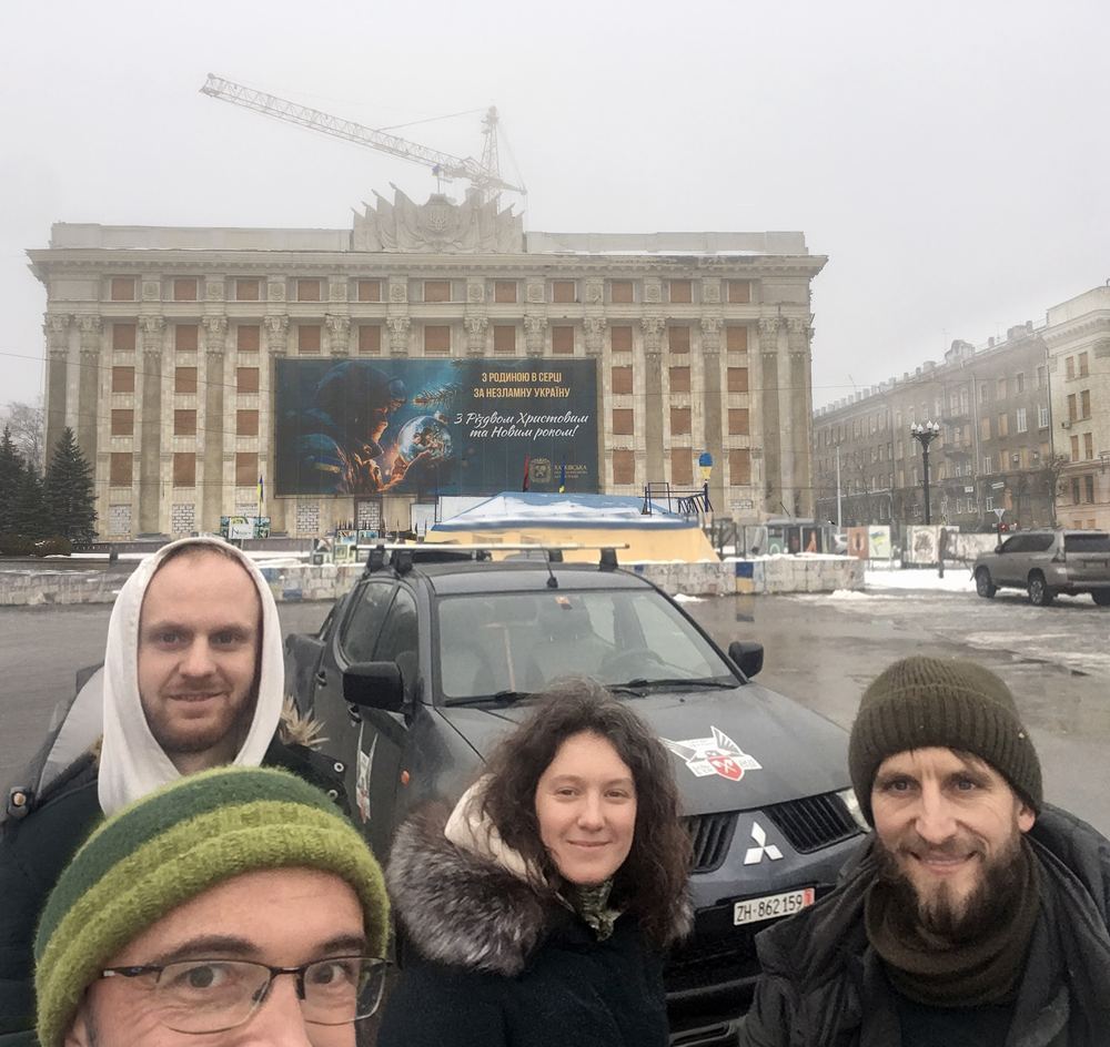 Team von dali bude vor dem Verwaltungsgebäude in Kharkiv